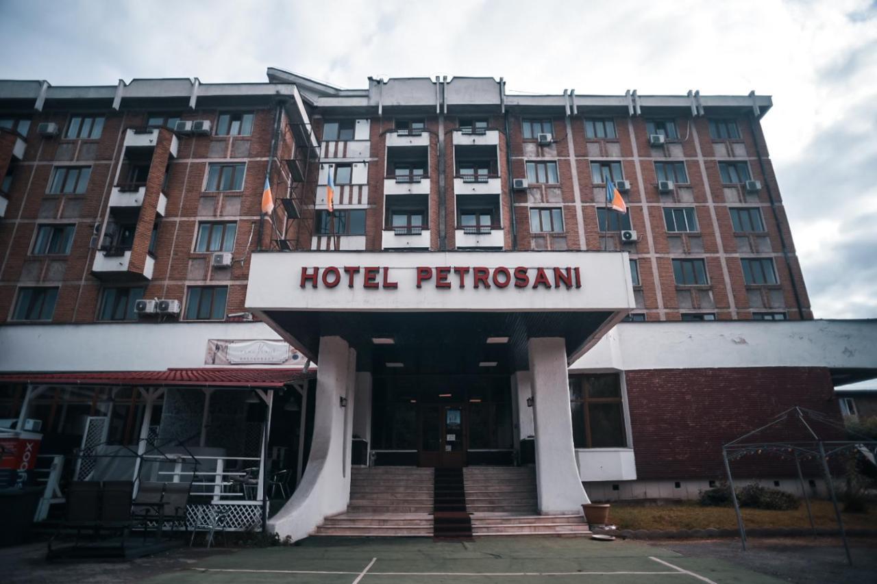 Petrosani Camere De Inchiriat - Hotel Petroshani Srl ภายนอก รูปภาพ